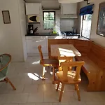 Camping Les Tourterelles Chalets Et Mobilhomes Kamp alanı *