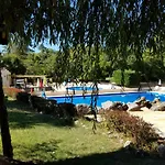 Kamp alanı Camping Les Tourterelles Chalets Et Mobilhomes Tourtoirac