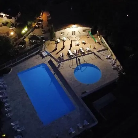 Camping Les Tourterelles Chalets Et Mobilhomes * Tourtoirac