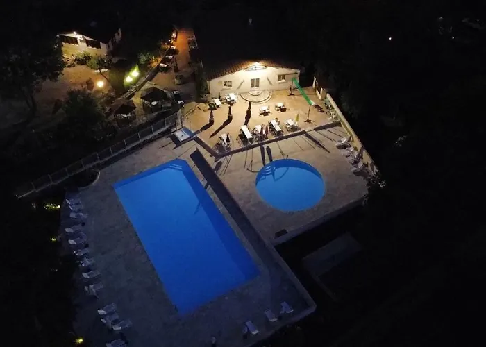 Camping Les Tourterelles Chalets Et Mobilhomes * Tourtoirac